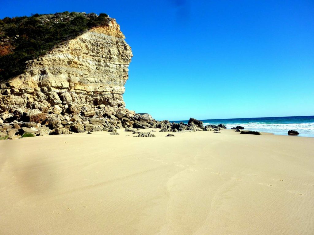 Der Innbegriff der Algarve: Von Felsen umgebene kleine Sandbuchten. Steil ins Meer fallenden Klippen. Türkisblaues Wasser. Idyllische Strände.