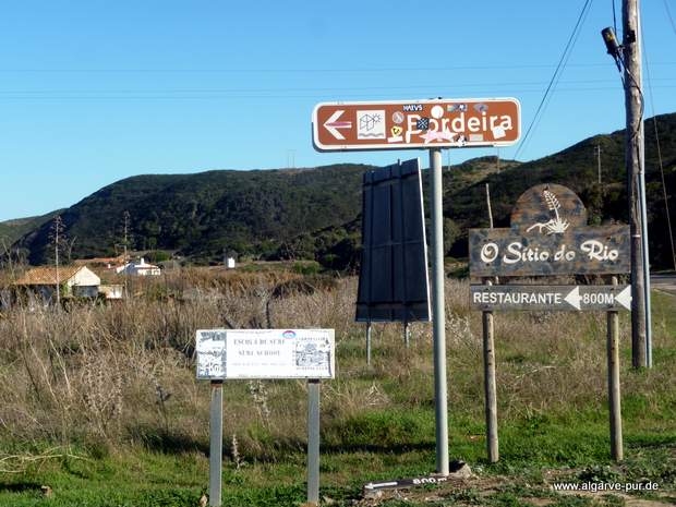 Hinweisschilder zum Restaurant O Sitio do Rio, Carrapateira, Algarve, Portugal