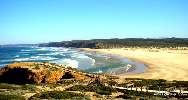 Aussicht auf den Praia da Bordeira, Algarve, Portugal