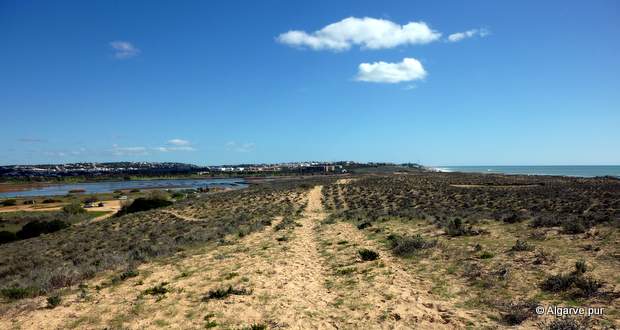 Praia Armacao de Pera: Blick auf die Lagune Lagoa dos Salgardos