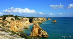 Tauchen in der Algarve: Höhlen, Grotten, Schiffswracks Getaucht wird vor allem an der Felsalgarve und an der Westküste. Anfänger können jeden Tauchgang genießen. Es muss nicht sehr tief getaucht werden, um die farbenprächtige Unterwasserwelt der Algarve zu sehen. Selbst das wundervolle Erlebnis eines Höhlentauchgangs ist in der Algarve auch für noch unerfahrene Taucher möglich.