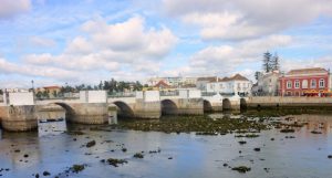 Römische Brücke in Tavira, Algarve, Portugal