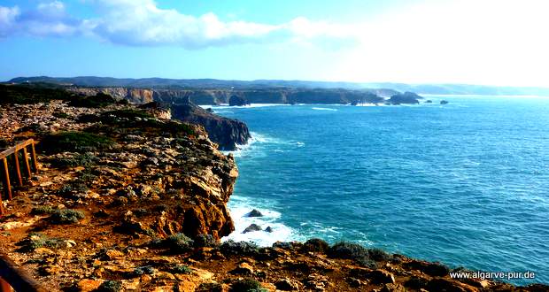 Die Steilküste am Cabo Pontal, Algarve, Portugal